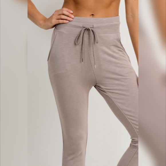 Highwaist Slim-Fit Cuffed Joggers-Almond - Picture 2 of 7